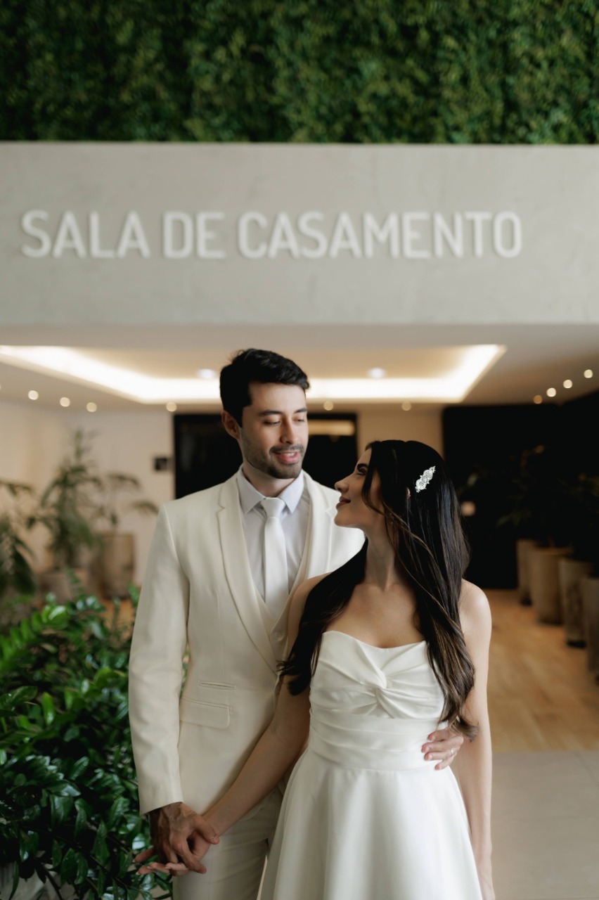 Casal em traje branco para casamento civil