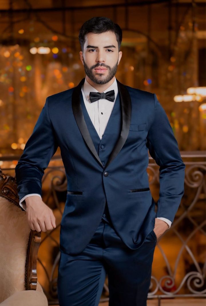 Formando com smoking azul em festa