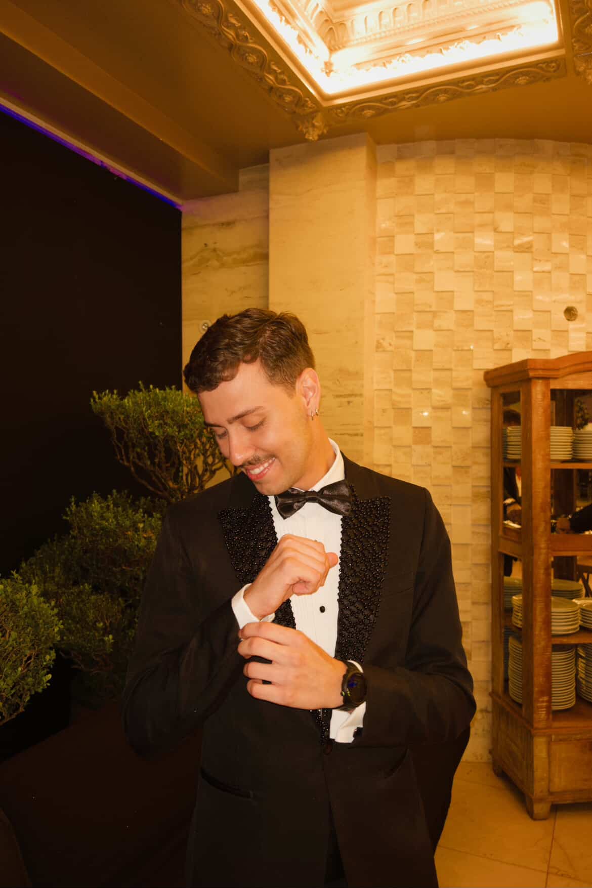 Formando com smoking preto em evento