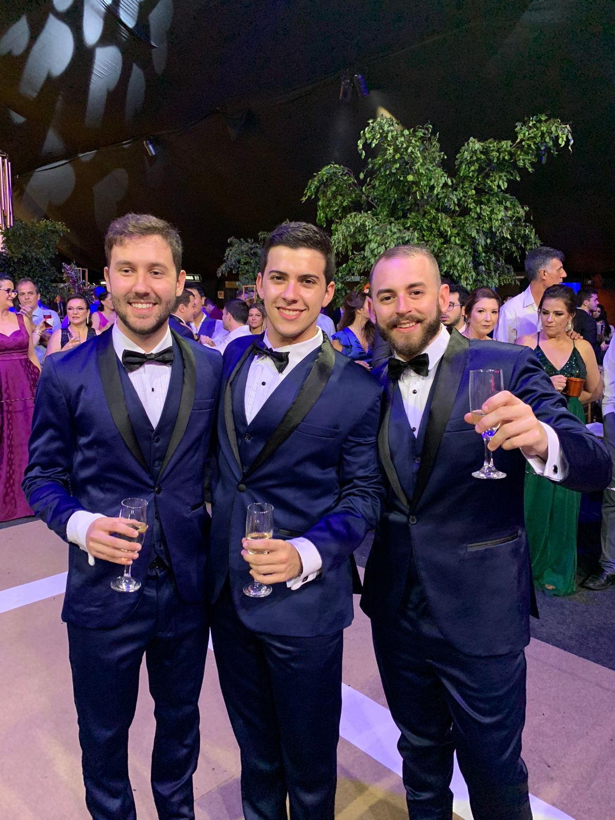 Formandos usando smokings azuis em evento