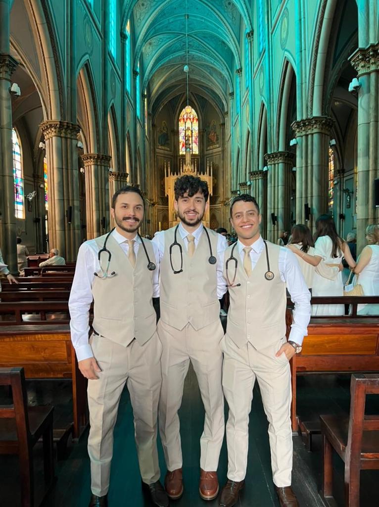 Formandos em traje claro durante cerimônia na igreja