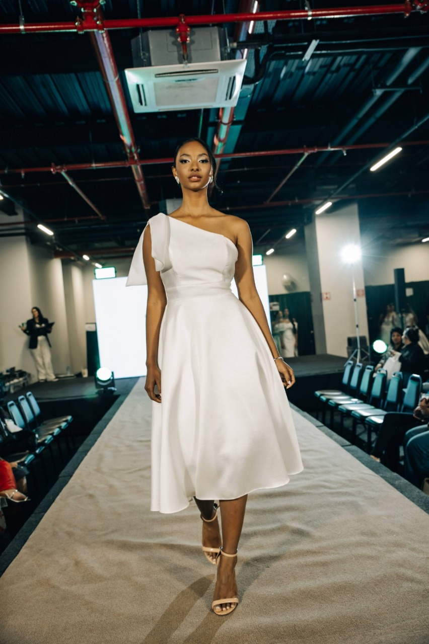 Noiva com vestido branco na passarela