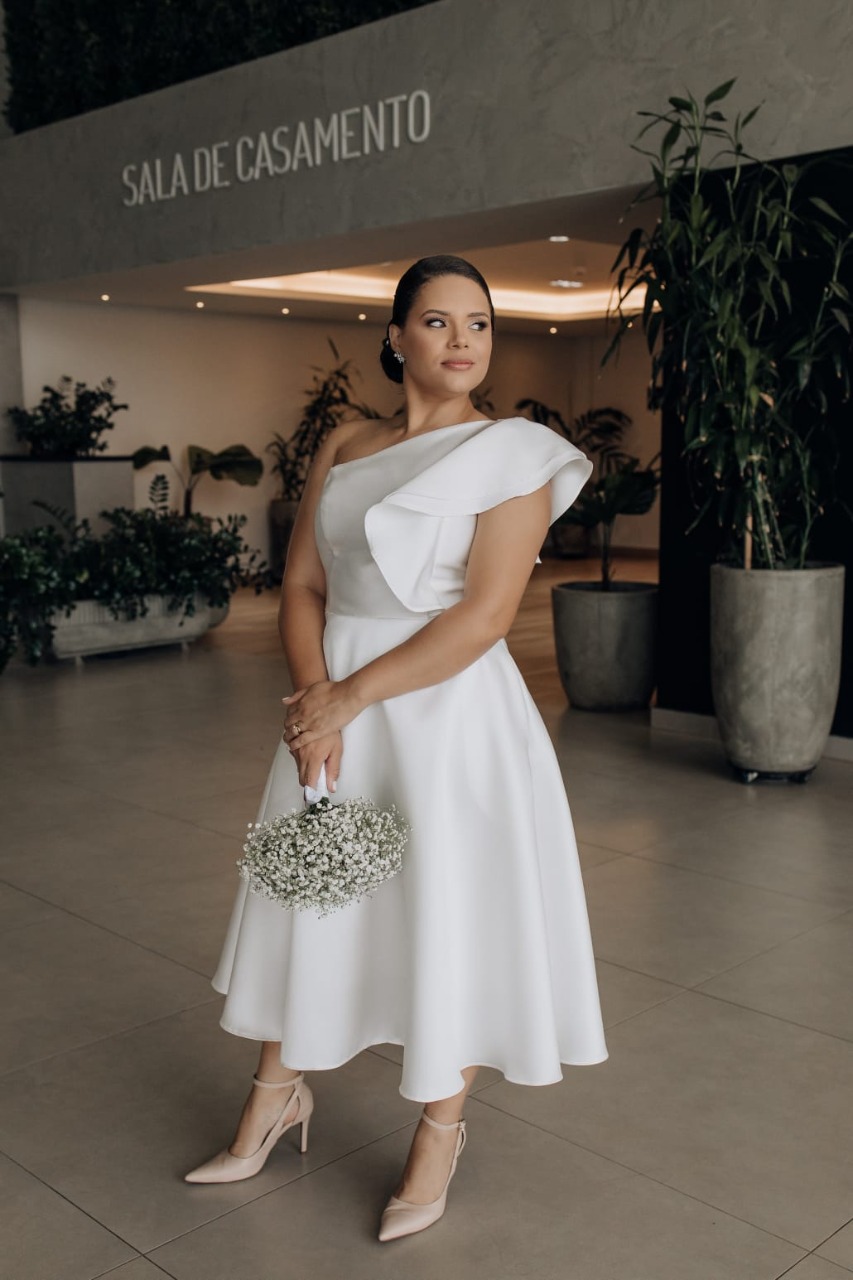 Noiva com vestido branco para casamento civil