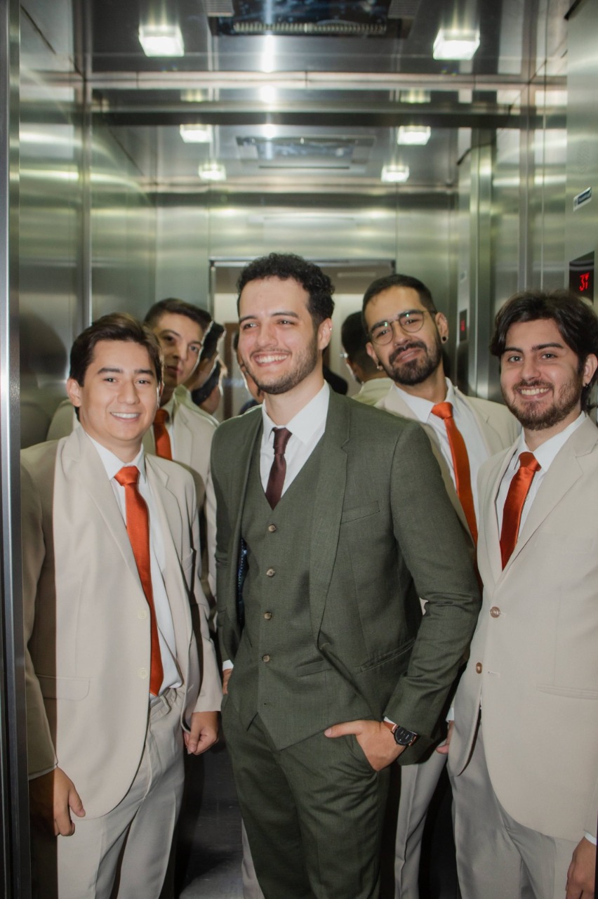 Noivo com padrinhos em trajes sociais