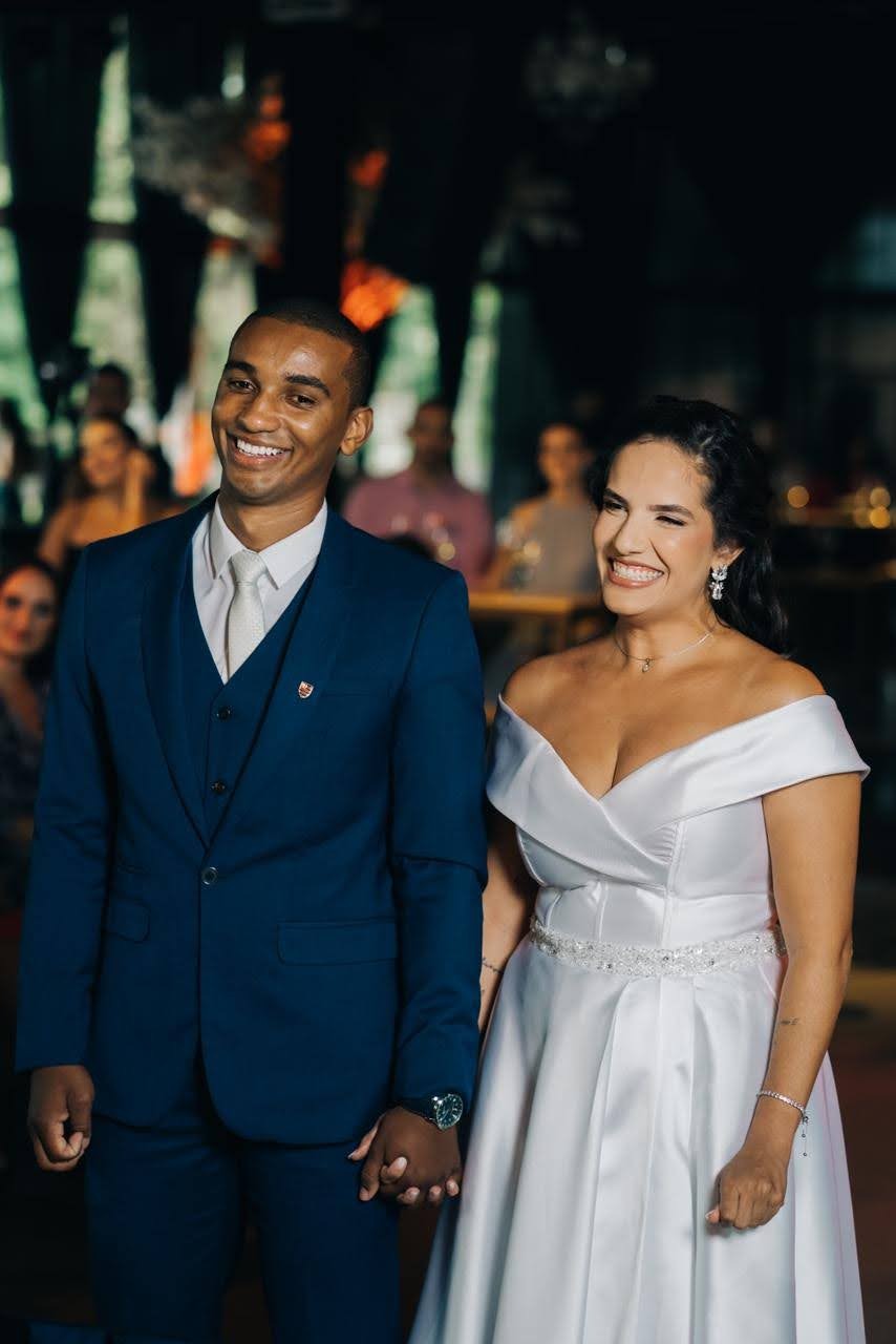 Casal com trajes para celebração