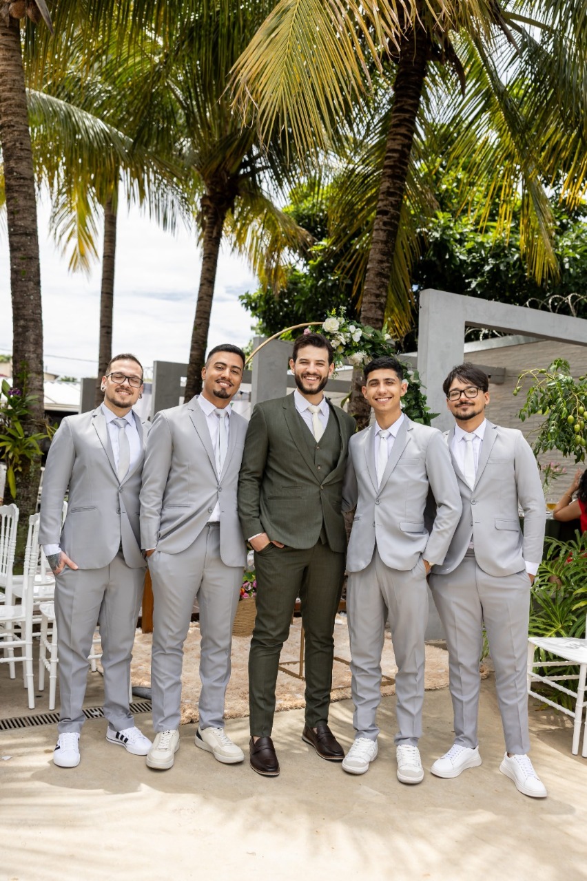 Noivo e padrinhos com trajes cinza
