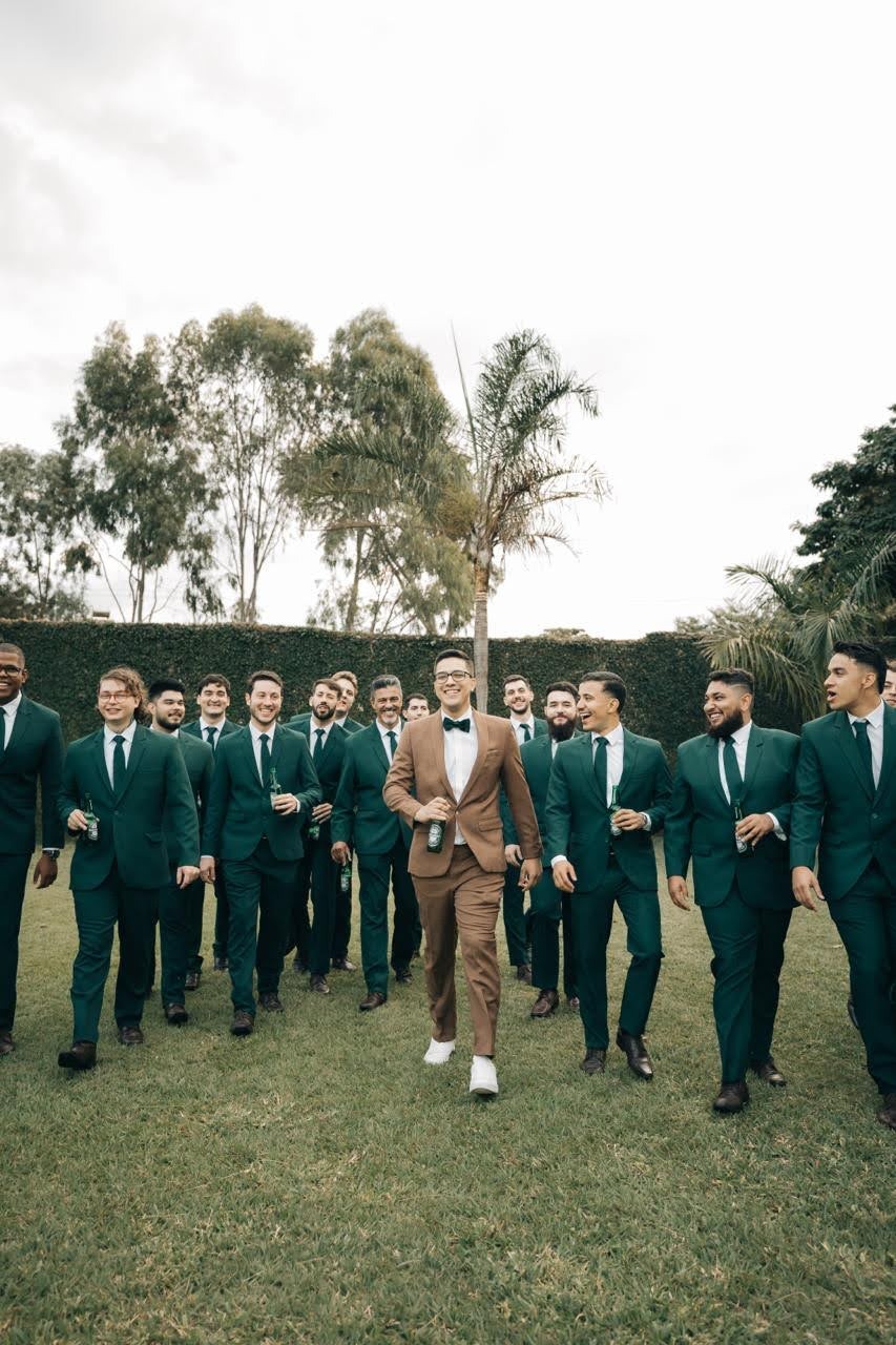 Noivo e padrinhos com trajes verdes