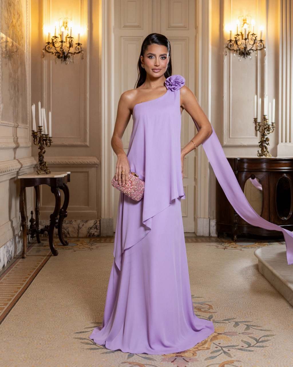 Madrinha com vestido lilás