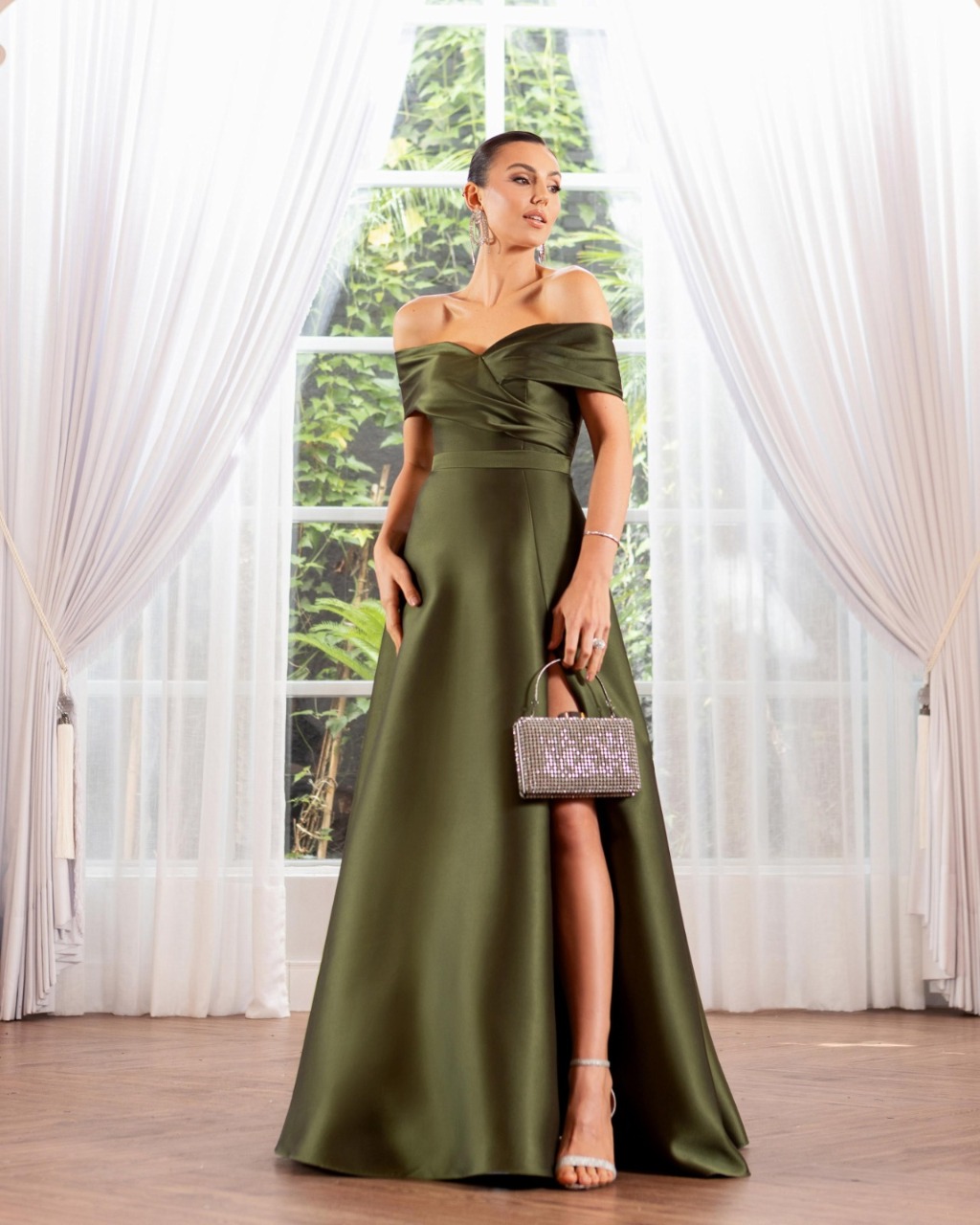 Madrinha com vestido verde oliva