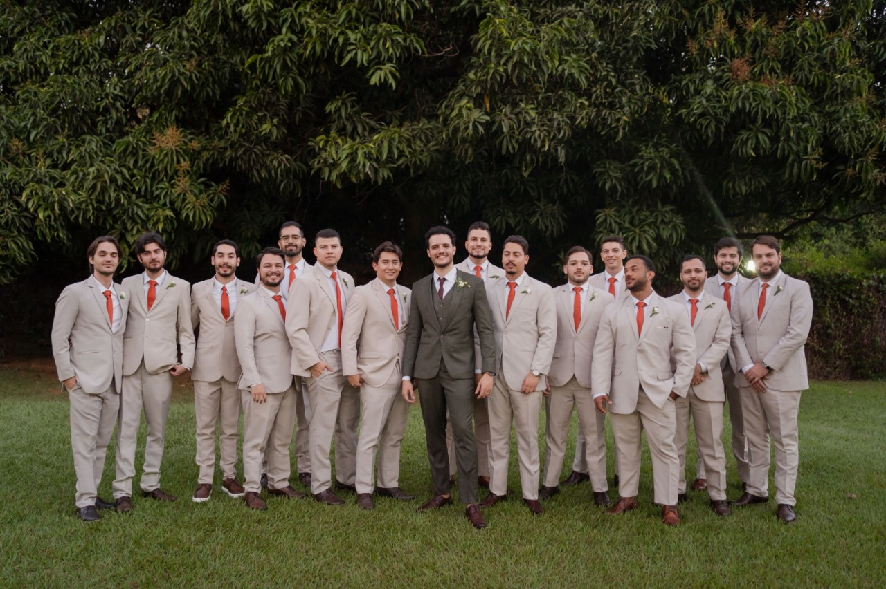 Noivo e padrinhos com trajes padronizados