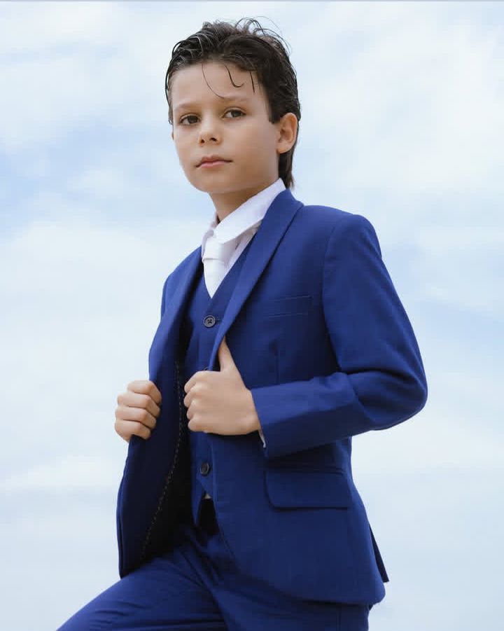 Pajem usando traje social azul